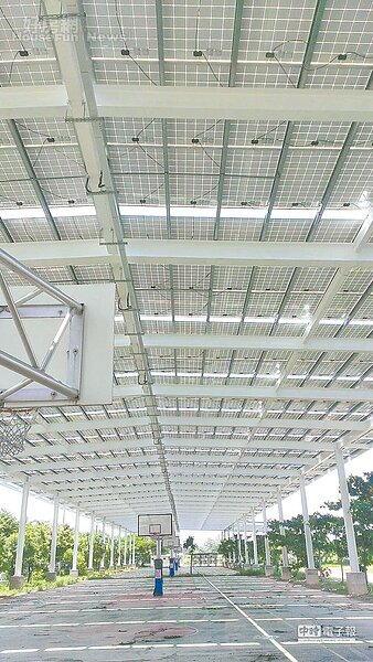 高雄市鳳翔國中的風雨球場，戶外活動不再擔心下雨和大太陽。（高雄市政府提供）