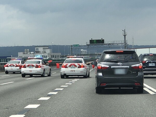 國道警察為了總統維安六月底封鎖國道三號五線車道，畫面曝光後引起駕駛人痛批太離譜，萬一後方車輛反應不及追撞，誰能負責？沒想到國道三號屏東路段就發生因總統維安管制，導致後方車輛追撞不幸事故。圖／報系資料照
