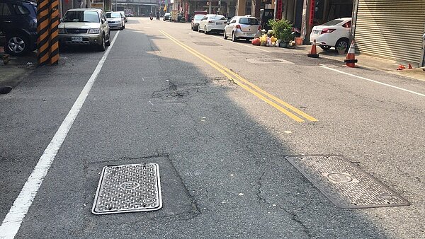 下雨天路面濕滑，常有機車族因壓到路面標線，失控打滑摔車。 圖／傅郁揚提供