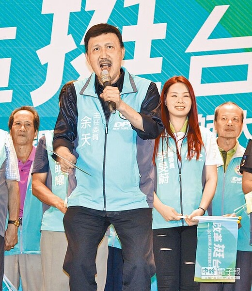 圖為余天為候選人造勢、拉抬士氣。 (本報資料照片)