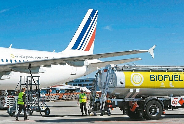 因應燃油採購成本上漲,長榮航等將於7日起調漲國際線的燃油附加費,國泰航空11月起恢復徵收。菲律賓、中國主管機關已經同意航空公司恢復徵收,馬航也跟進。