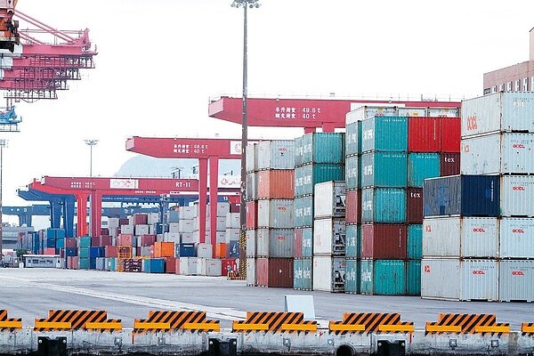 經濟部統計指出，我前五大出口貨品項目占出口總額近四成，其中積體電路出口占近三成，比重皆高於我競爭對手南韓。 圖／聯合報系資料照片