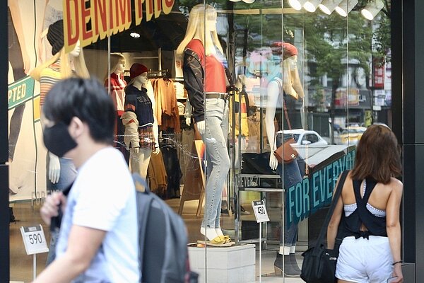 入秋第一道鋒面及東北風將於明天報到,中央氣象局說,北台灣將轉涼且整天降雨,可能出現豪大雨,最低溫降到23至24度。台北東區櫥窗及海報也都換季,民眾外出須多注意溫差變化。 報系資料照/記者林伯東攝影/聯合新聞網