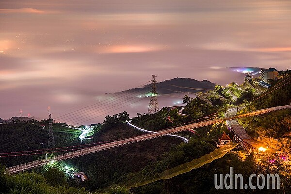 太平雲梯為高山單跨景觀吊橋，橫跨太平山與龜山間，長度281公尺、海拔約1000公尺，為全台最長海拔最高景觀吊橋，入夜後有精彩燈光秀，越夜越美麗。圖／縣政府提供
