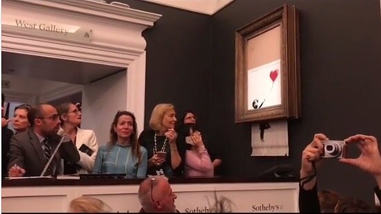 班克西畫作突被碎掉瞬間。(圖擷取自Banksy個人IG)