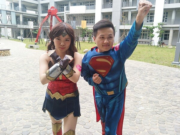 桃園市新人莊凱任(右)、林思穎(左)喜愛漫畫英雄,穿著超人、神力女超人裝參加桃園市國慶市民聯合婚禮,服裝吸引新人合照。記者曾增勳/攝影