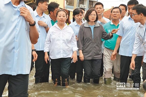 蔡英文總統(中)在嘉縣涉水勘災。(本報資料照片)/中時電子報