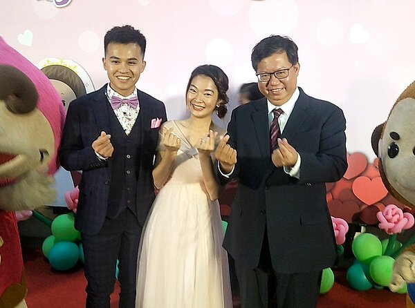 桃園市國慶市民聯合婚禮,新人羅文鑫(左)、蔡依珍(中)從大學愛情長跑12年「有情人終成眷屬」,市長鄭文燦(右)祝賀。記者曾增勳/攝影