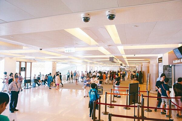 台北故宮內部天花板佈滿包括電眼、紅外線偵測器、煙霧偵測器和自動灑水器等各種安全設施。 記者邱德祥/攝影