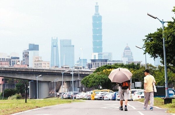 今日受到東北風影響會有降雨，後天又有另一波東北風來襲。 報系資料照