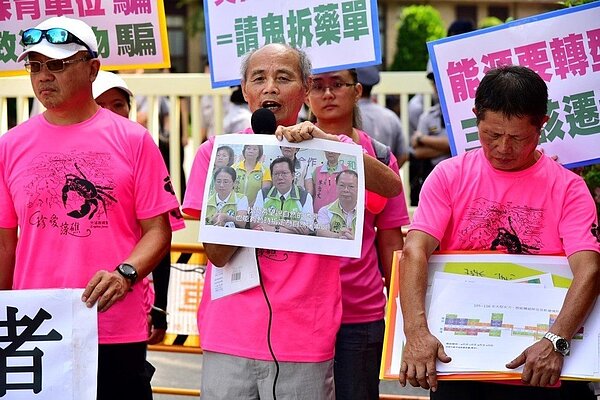 環保署通過觀塘中油三接環差案,搶救大潭藻礁行動聯盟召集人潘忠政(中)批評,「沒想到政府這麼野蠻」,環團決定發起11月3日上凱道護藻礁大遊行。 圖/陳學聖競選團隊提供