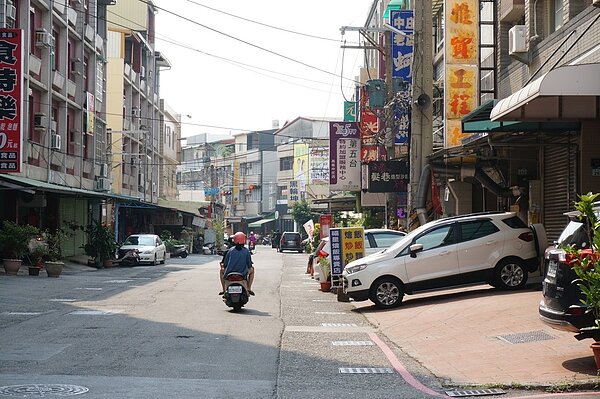 男子檢舉範圍包括大寮區中庄里、後庄里及琉球里等多條道路。記者林伯驊/攝影