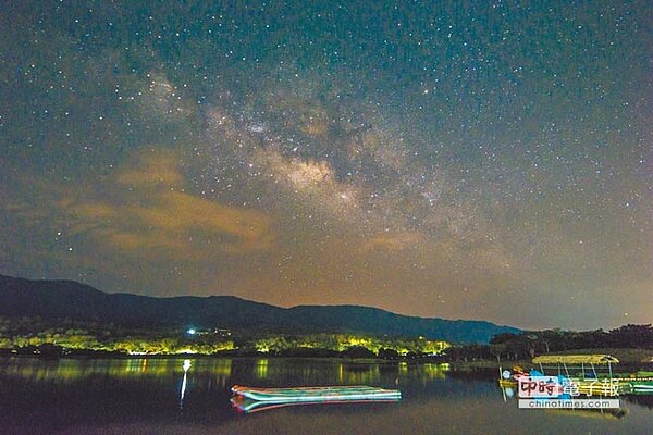 台東縣政府將於13日 晚間在池上鄉大坡池,舉辦最美星空音樂會。(台東縣政府提供)/中時電子報