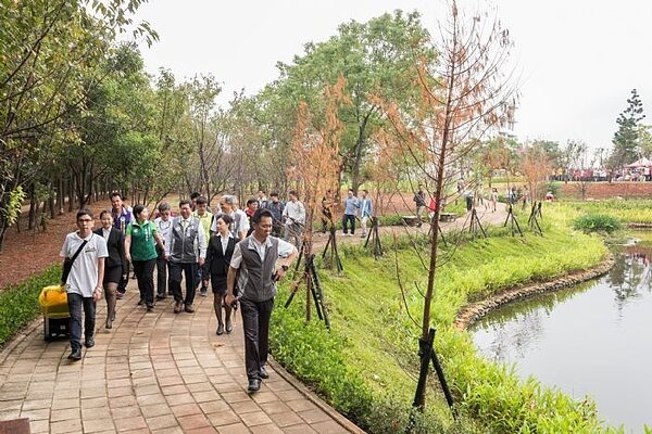 峻工典禮上，桃園市長鄭文燦和議員、民眾一起逛過嶺森林公園。圖／桃園市政府新聞處提供
