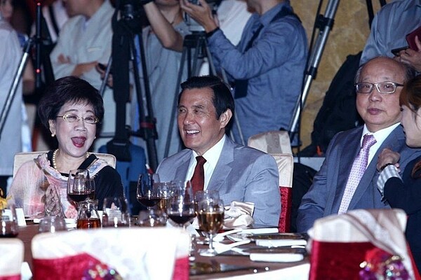 前總統馬英九(中)、前副總統呂秀蓮(左)與台中市前市長胡志強(右)三人出席出席周遊與李朝永舉行的紅寶石婚宴,比鄰而坐的馬前總統與呂副總統有說有笑。記者蘇健忠/攝影( ※ 提醒您:禁止酒駕 飲酒過量有礙健康 )