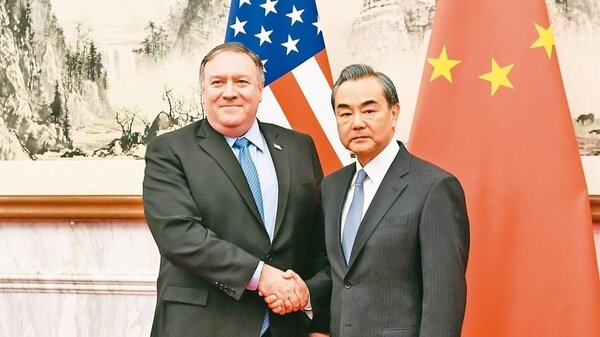 大陸外交部長王毅（右）在北京會見美國國務卿龐培歐。 新華社