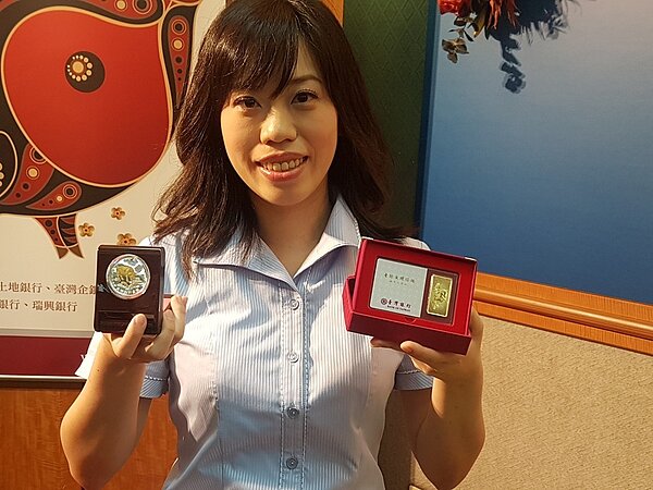 台灣銀行今天(9日)推出限量5萬枚的「己亥豬年精鑄生肖銀幣鍍金版」及「台銀金鑽條塊豬年生肖版」,今天起在台銀營業據點,及土銀、台企銀、黃南銀、玉山銀、瑞興銀等通路同步發售,每枚售價1980元,11月30日前早鳥價為1880元。記者孫中英/攝影