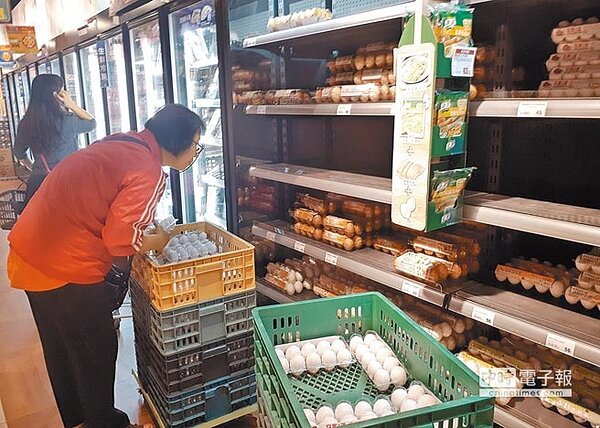 國內前5大蛋品供應商義進金公司9日遭離職員工爆料,涉嫌將含有動物用藥「乃卡巴精」的雞蛋回收後,未銷毀又重新包裝出貨,賣場隨即將義進金蛋品全數下架,並提供退貨服務。(張鎧乙攝)