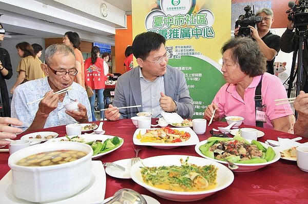 台中市政府衛生局今日舉辦「假牙補助回娘家」活動,邀請多位歷年接受假牙補助的長輩們與台中市長林佳龍共進午餐。記者余采瀅/攝影