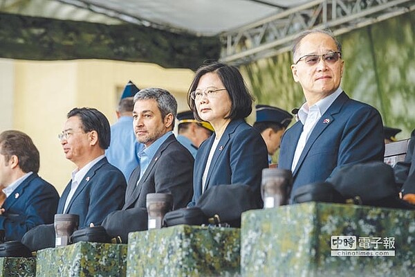 總統蔡英文(右二)與巴拉圭總統阿布鐸(右三),共同視察第三作戰區地空聯合作戰實兵演練。圖/總統府提供