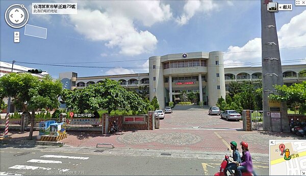 屏東和平國小最近遭家長檢舉校方將學生活動草皮,剷除改建成停車場。(圖/擷取自google maps)