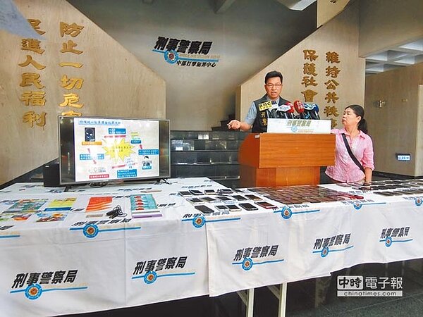 警方兵分21路,及時扣押不法所得帳戶,詐騙集團中獎一毛錢都領不到,白忙一場,還要受法律制裁。 (盧金足翻攝)