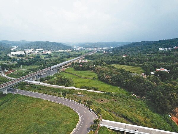 桃園市政府近期有意活化A9a緊急停靠站至A11坑口站捷運軌道橋下空間，將其規畫為「田園生態區」。 圖／市府提供
