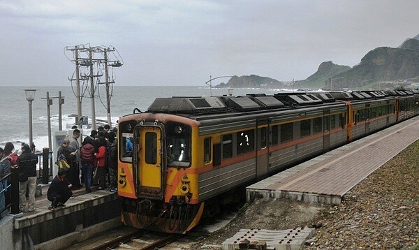 基北第三條快捷公車定案，經最美海岸線的八斗子車站。圖/報系資料照
