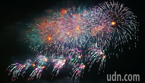 國慶焰火晚上在花蓮港東防波堤進行釋放,光采奪目。本報資料照/記者陳正興攝影