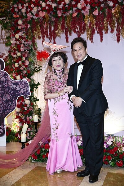 周遊(左)與李朝永(右)日前舉辦紅寶石世紀婚禮。記者蘇健忠/攝影