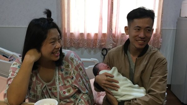 34歲的張姓產婦自然產下一名重量近3700公克的國慶男寶寶，他與媽媽及二姐都是在國慶寶寶。記者徐庭揚攝影 