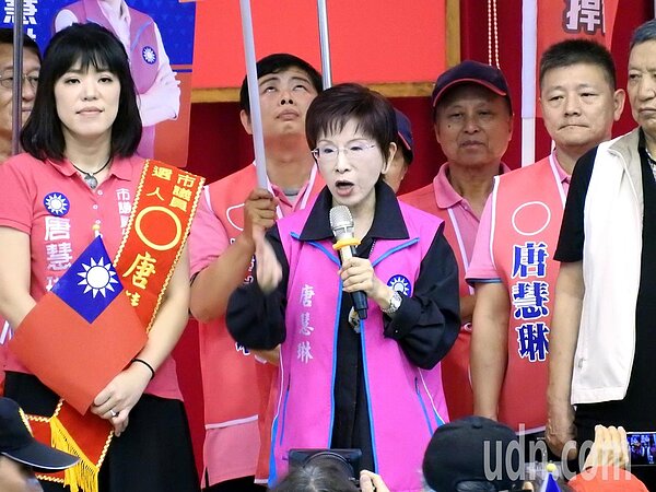 國民黨前主席洪秀柱(左二)今質疑總統蔡英文在國慶演說中以「這個國家」稱呼中華民國,並酸「既然她說『這個國家」,我們就說『那個總統』。」記者祁容玉/攝影