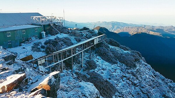 中央氣象局玉山氣象站的環境相當嚴酷。 中央氣象局玉山氣象站/提供