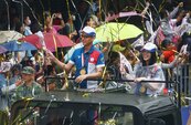 影／花車遊行慶雙十！亞運英雄領軍　民眾舉旗歡迎