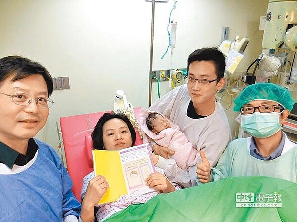 台北市立聯合醫院和平婦幼院區10日凌晨0時1分喜迎「搶頭香」的國慶寶寶，女嬰以自然產方式誕生，是父母第一胎。（台北市立聯合醫院提供）/中時電子報