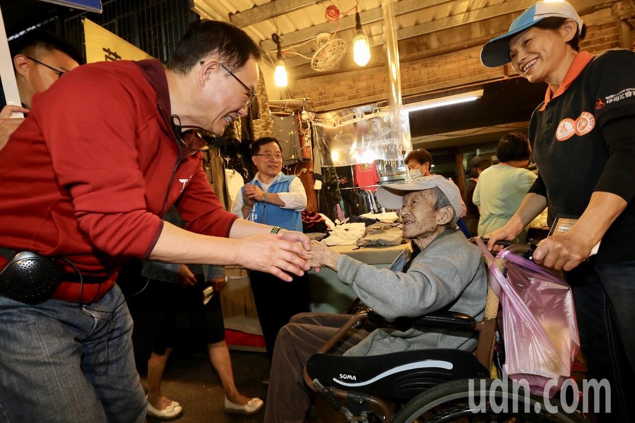 台北市長參選人丁守中（左）上午來到士林華榮市場掃街拜票，他高呼恢復重陽敬老金的制度，爭取市場內長者的支持。記者許正宏／攝影