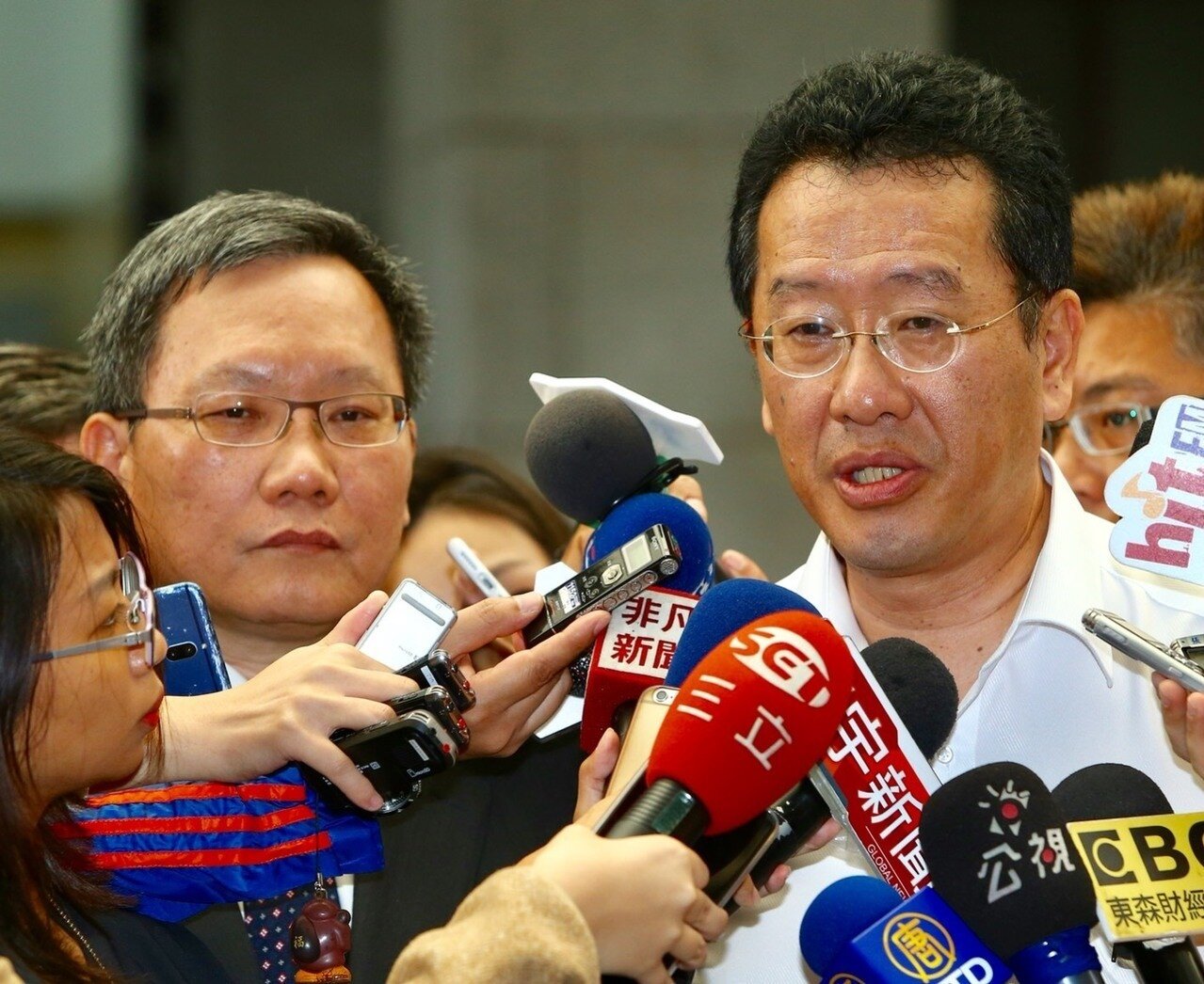 財政部長蘇建榮(左)與金管會主委顧立雄(右)上午在行政院會後接受訪問,顧立雄表示對台股很有信心。記者陳柏亨/攝影