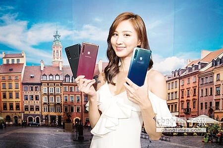 三星發表全球首款四鏡頭手機A9，預計11月上市。圖／吳筱雯 