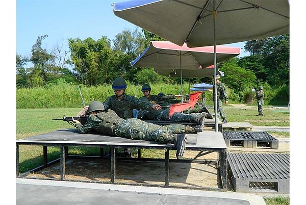 台南後備指揮部官兵,在官田203旅靶場進行例行射擊訓練。圖/引自臉書社團「台灣傻事」/聯合新聞網