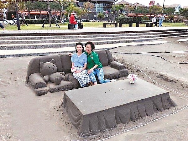 新北八里沙雕藝術裝置中,這套沙發及桌子,是「唯一」可以讓人「坐」上去體驗並欣賞河岸風光的作品。 圖/新北高灘處提供