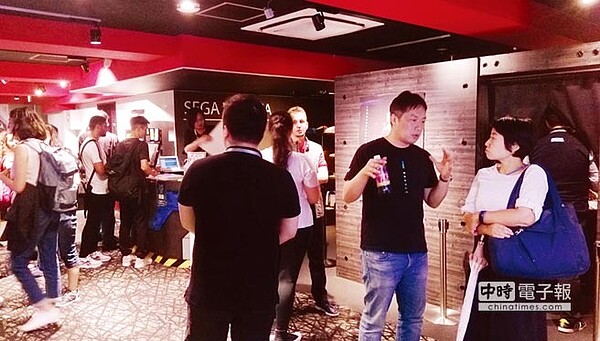 南瓜虛擬科技團隊在日本東京SEGA秋葉原VR體驗店,已現遊戲人潮。圖/高雄經發局提供