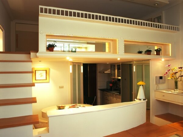 挑高的房子看來氣派,住起來也較無壓迫感,但除了換燈泡,清理天花板較麻煩外,似乎連打蚊子也困難?(圖/好房資料中心)