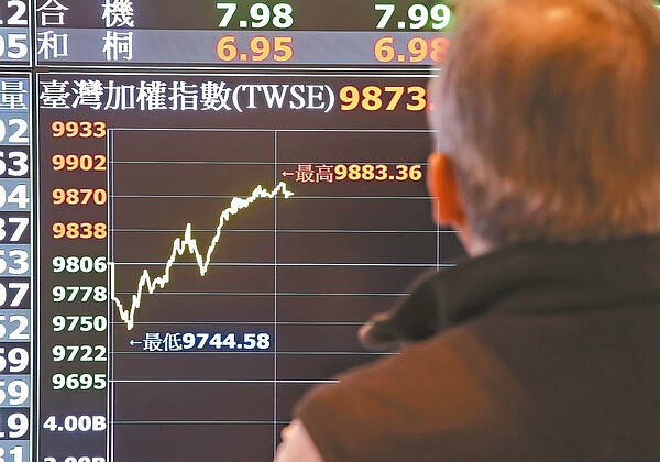 財政部長蘇建榮昨天再次喊話強調,國安基金隨時都在監控備戰。 記者鄭清元/攝影