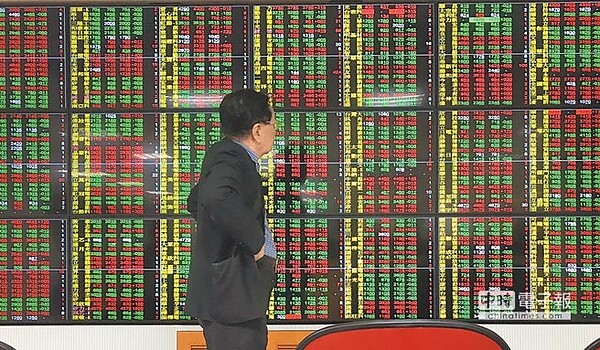 台股11日崩跌660點後,創下史上最大跌點後,12日恐慌氣氛趨緩,台股開低走高強彈大漲239.7點,收10045.81點,成交值1435億元,重新站上萬點。(陳信翰攝)