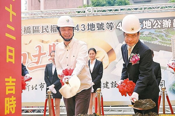 對於新北市都更作業，朱立倫指比過去10年，現在是進步3倍的速度及數量。 記者張曼蘋／攝影