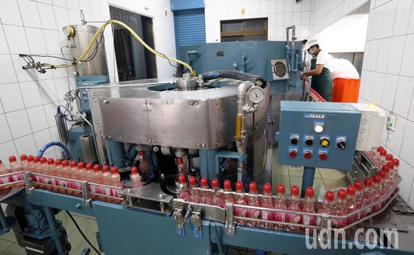 位於中華地下道鐵軌旁的榮泉汽水工廠，從民國50年代開始生產彈珠汽水，是許多人小時候的回憶。記者劉學聖／攝影 