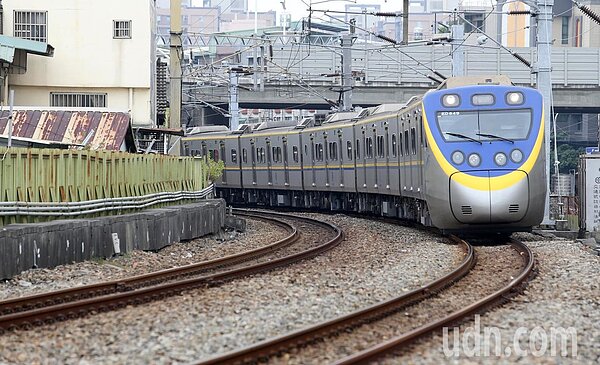 高雄鐵路地下化工程14日凌晨切換軌道轉入地下行駛,穿越高雄市區超過百年的平面縱貫鐵路將走入歷史,以後再也見不到火車疾駛穿越市區的畫面。記者劉學聖/攝影