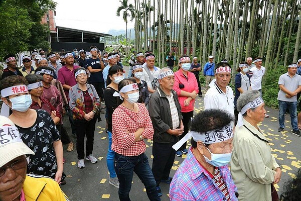 名間鄉新民村民昨天動員到農藝科技公司廠房前抗議，要求業者遷廠，不要再製造惡臭。圖／陳建明提供