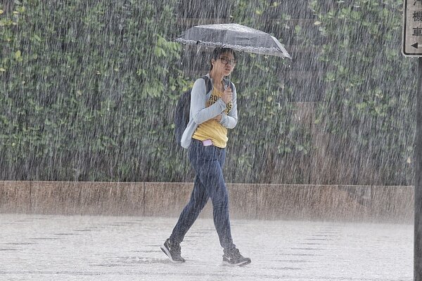未來一周北台灣降雨機率高，民眾出門記得攜帶雨具。圖／聯合報系資料照片 