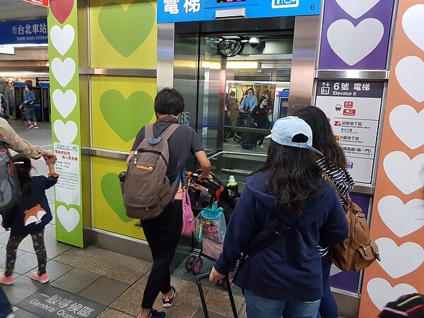 台北捷運近日又發生扒手於北捷車站內電梯或電扶梯伺機竊取其他旅客財物的情況。記者翁浩然/攝影